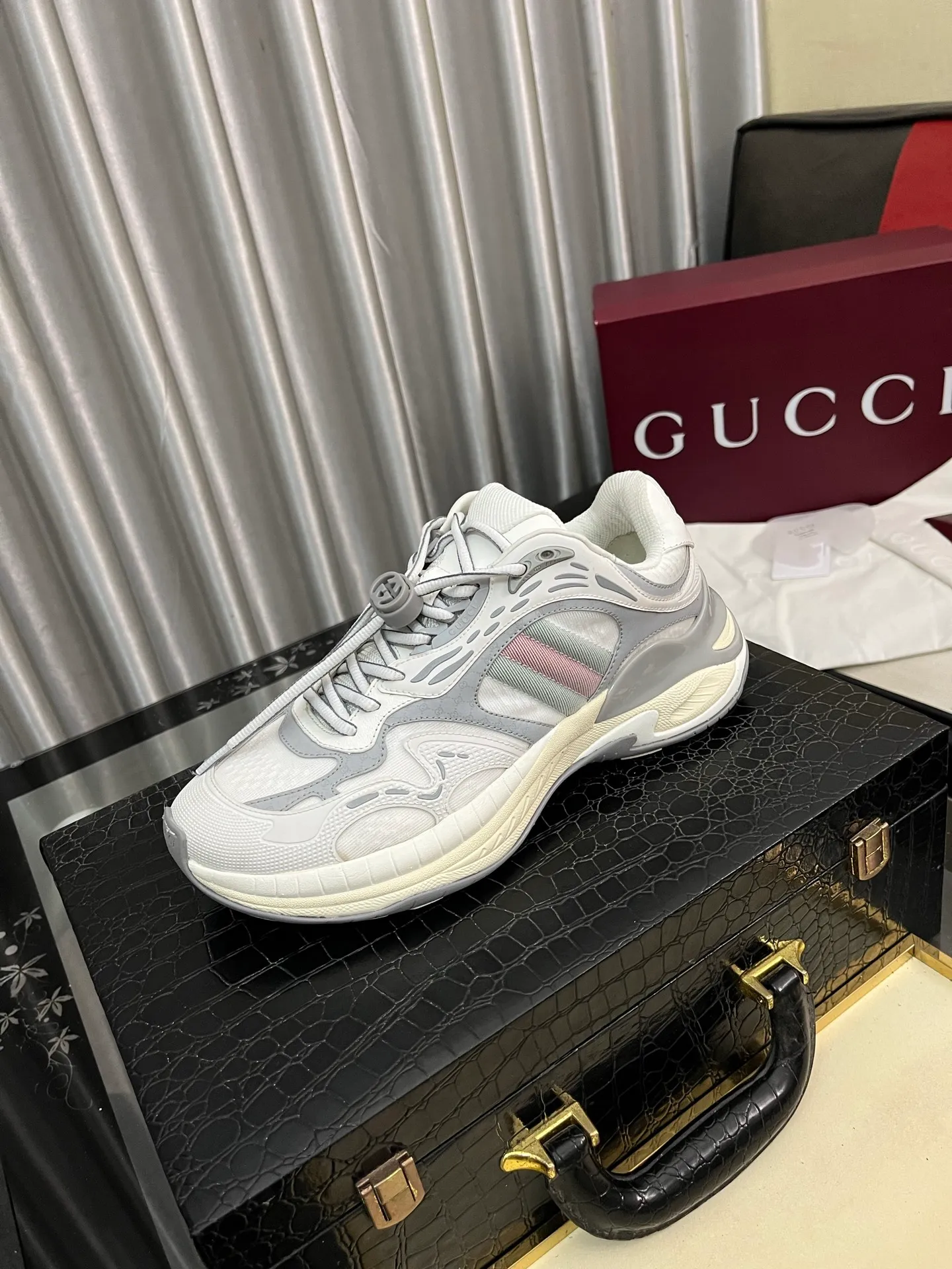 Men's men's shoes 💰1040⌚️⌚️GUCCI Gucci's new dad shoes 🇮🇹Top version🇮🇹🔜Purchasing level High version: The original disassembly took more than 3 months to develop 1:1, the version has been upgraded again, chips, packaging, imported mesh, all made with computerized cars Couple 👫 style 🔜Versatile in all seasons🔜 Fashion🔜 Personality 🔜Distinctive 🔵Full range of layouts, welcome to inquire for pictures Outsole: The latest original developed TPU vacuum Upper: Original mesh, super breathable 💯Full set of packaging Medium and low belt LOGO Size: Women's size 35-40 Men's size 38-45 (38 45 customized